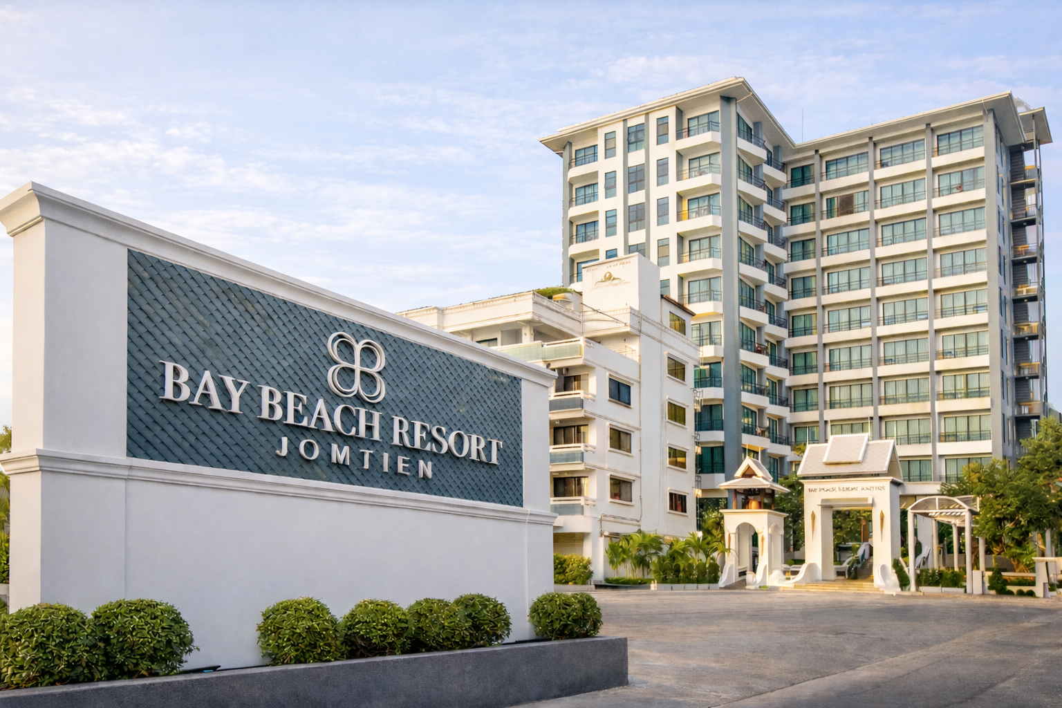 Bay Beach Resort Jomtien - Entrance sign and modern building