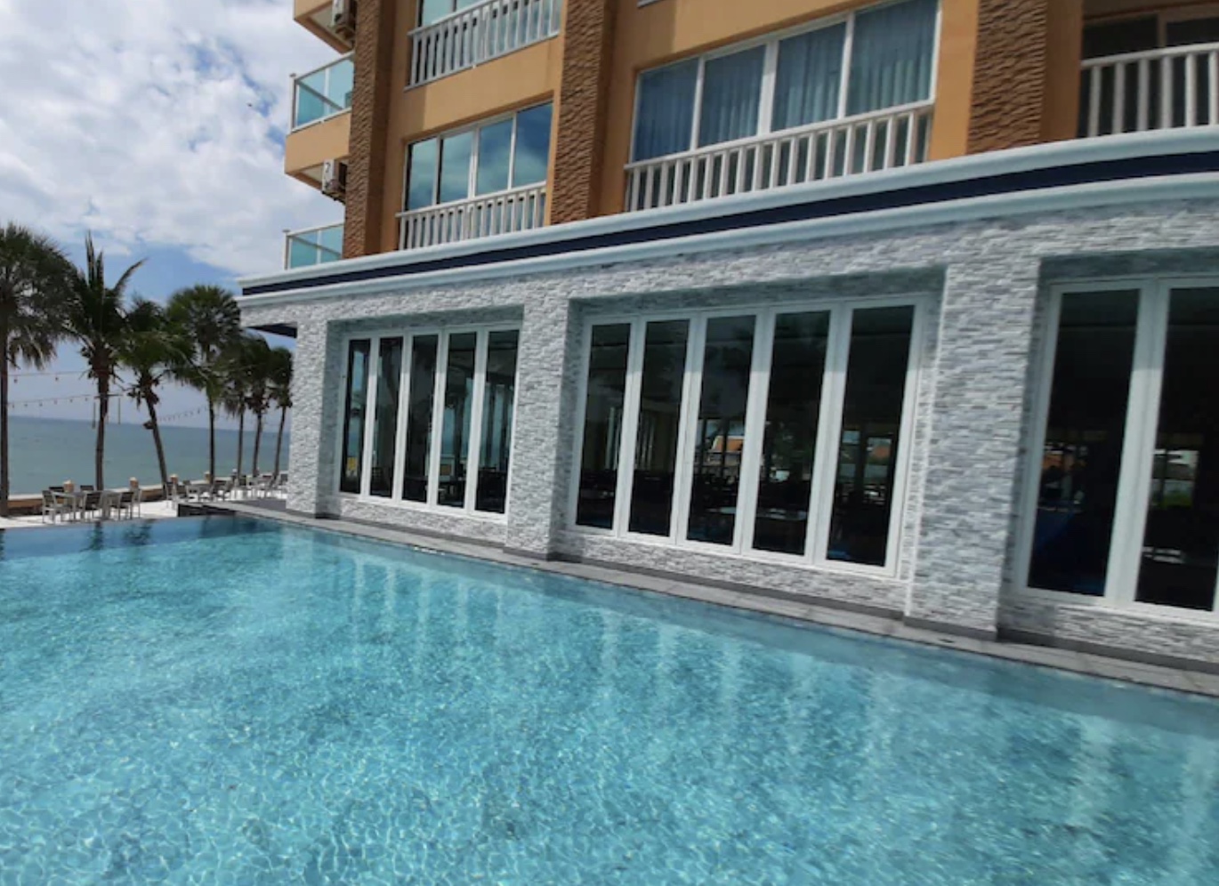 Saisawan Beach Resort Pattaya - Pool and beachfront view